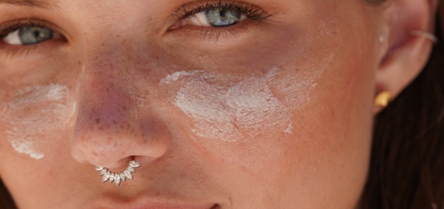 Din guide til at gå med piercingsmykker på stranden: Hvad bør du og bør du ikke tage på?