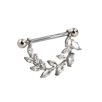 Brystpiercing med blade af sten