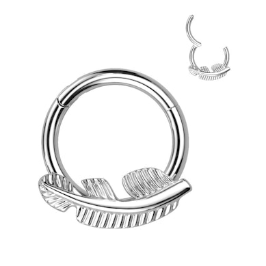 Hængslet ring af titanium med blad