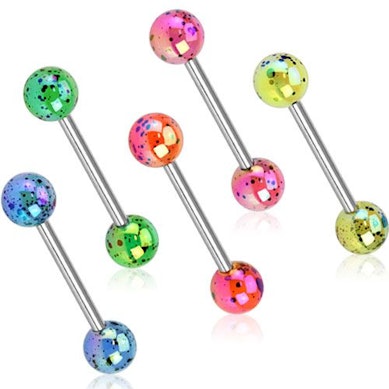 Tungepiercing med metallisk look og stænkpletter