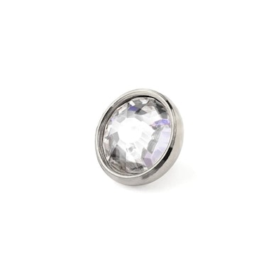 Dermal anchor af titanium med sten