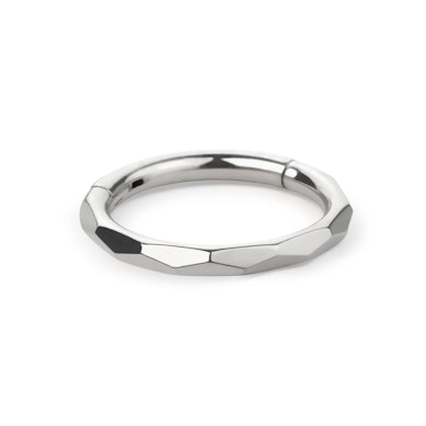 Hængslet ring af titanium med diamantmønster