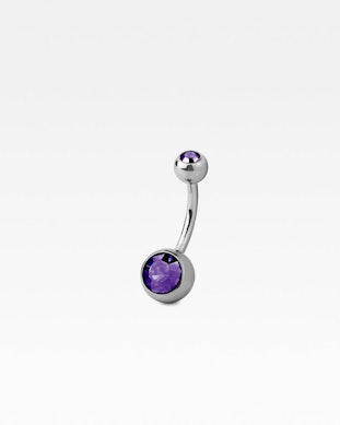 Navlepiercing af titanium med to sten.