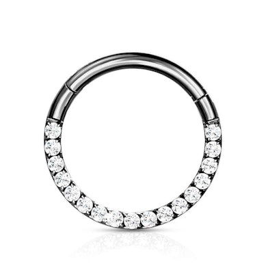 Hængslet ring i titanium med stenrække.
