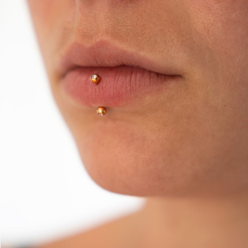 Rødguldsbelagt buet stav med klare sten Piercinger - Danmark