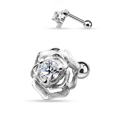 Ørepiercing med rose og sten