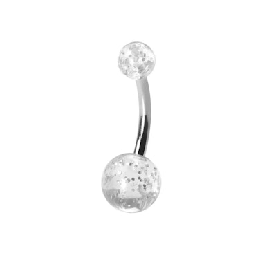 Navlepiercing af titanium med glimmerkugler