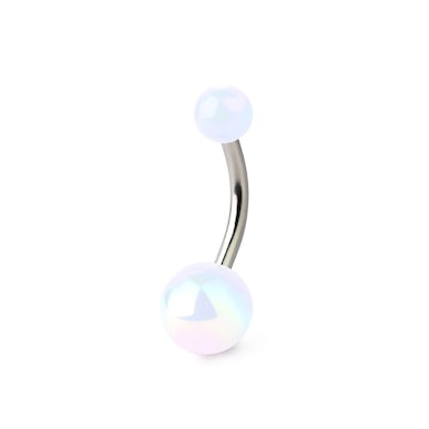Navlepiercing med metalliske kugler