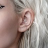 Hjerteformet ørepiercing med blomst af sten Piercingsmykker - Danmark