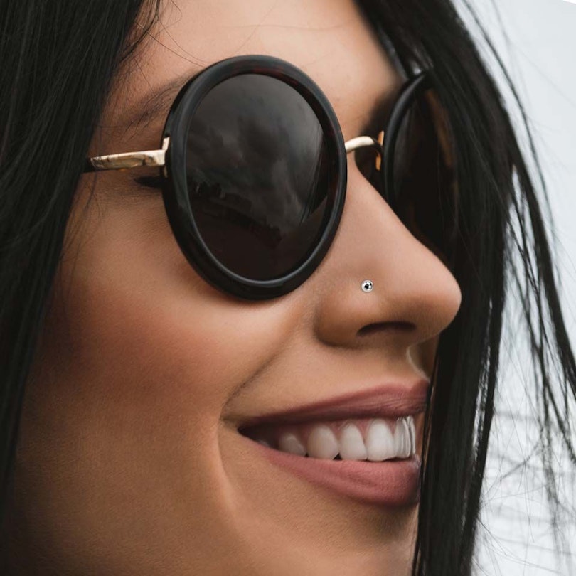 Næsepiercing af 14 karat guld med kugle Piercinger - Danmark