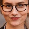 Lille septumpiercing med små sten Piercinger - Danmark