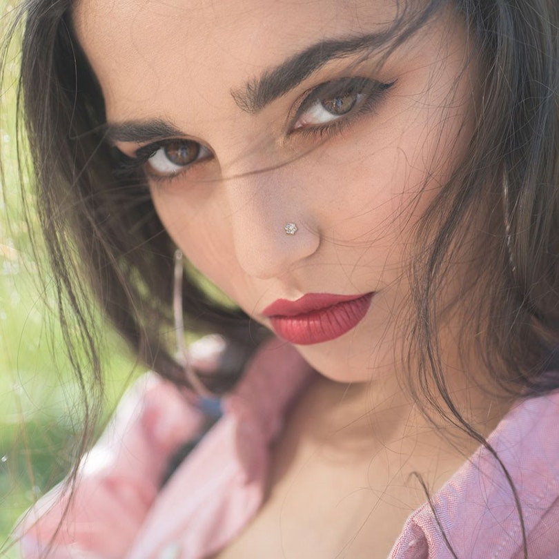 Næsepiercing af 14 karat guld med blomst af sten Piercinger - Danmark