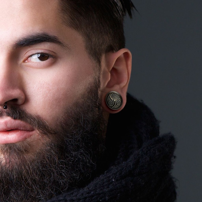 Plug af træ med prikket tribalmønster Piercingsmykker - Danmark