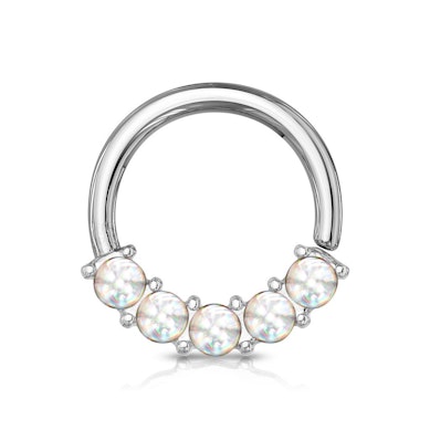 Ring med reflekterende sten på fronten