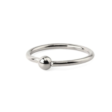 Ring af titanium med fast kugle
