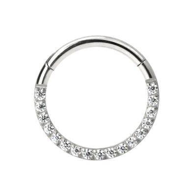 Hængslet ring i titanium med stenrække