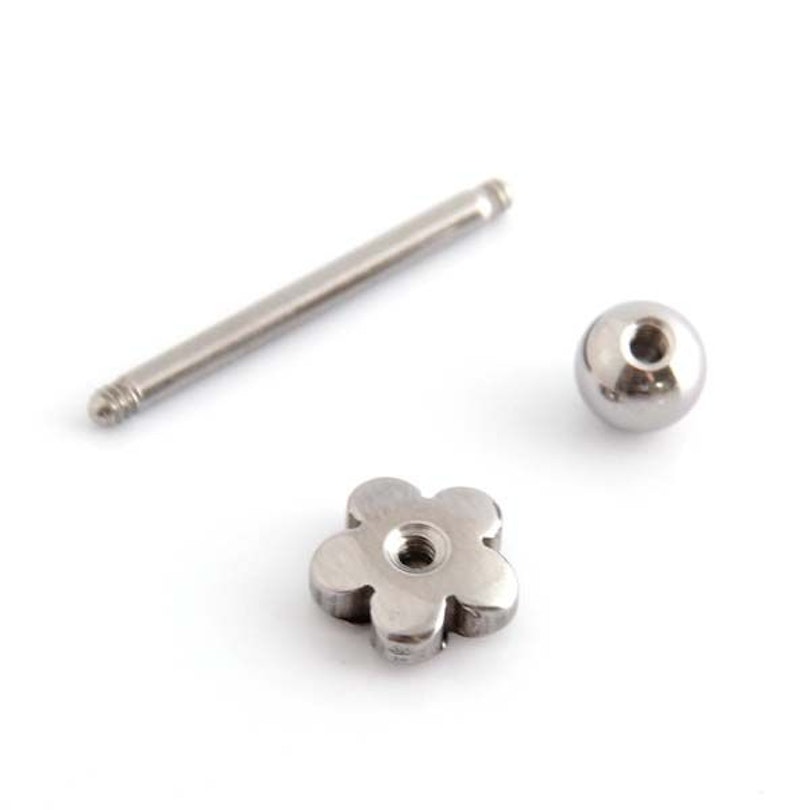 Tungepiercing med lille blomst Piercingsmykker - Danmark
