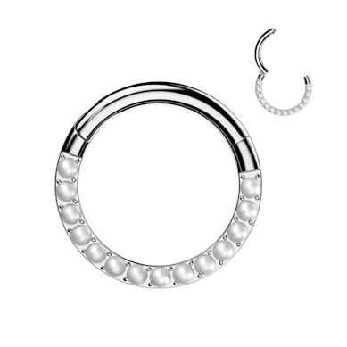 Titaniumring med perler foran