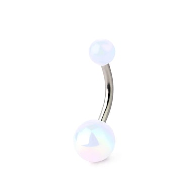 Navlepiercing med metalliske kugler