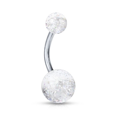 Navlepiercing af titanium med glimmerkugler
