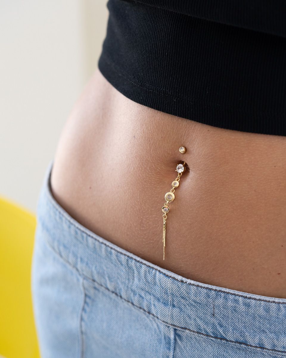 Navlepiercing med elegant skivevedhæng