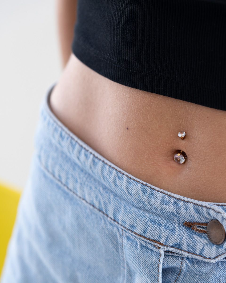 Navlepiercing med stor sten i top- og bundkugle