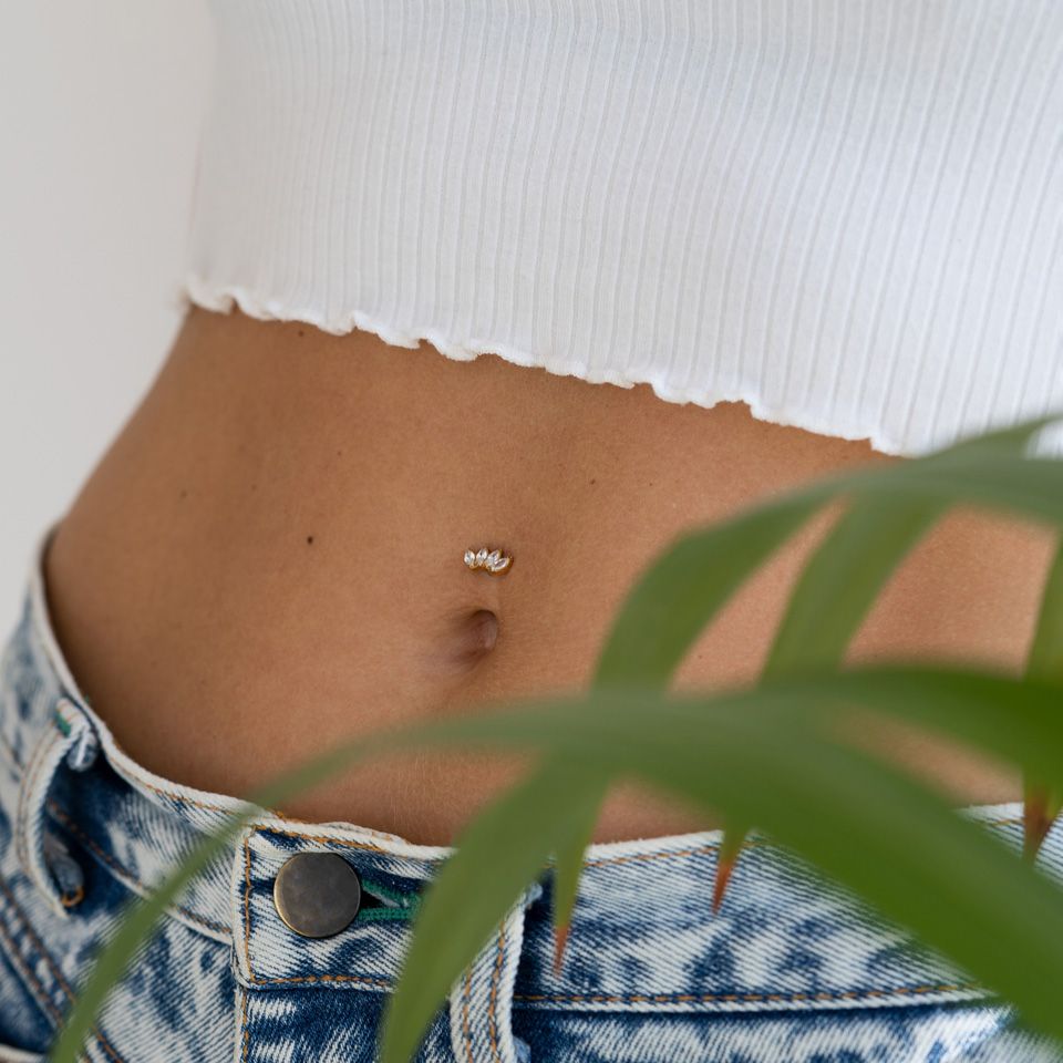 Navlesmykke af titanium med sten i marquise-design