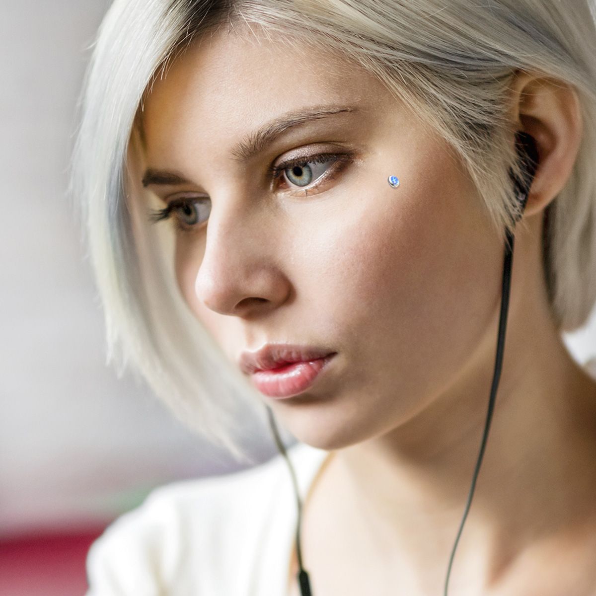 Flad dermal anchor med opalsten