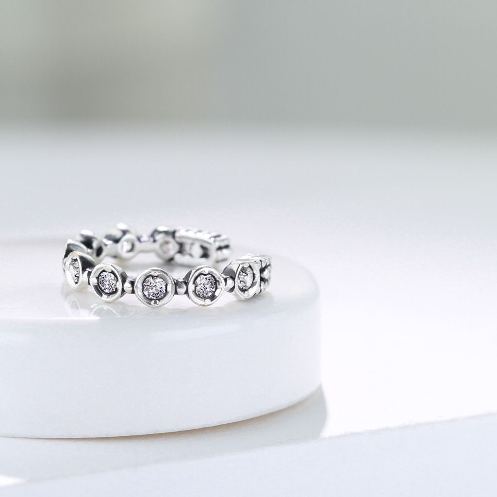 Earcuff med indfattede sten