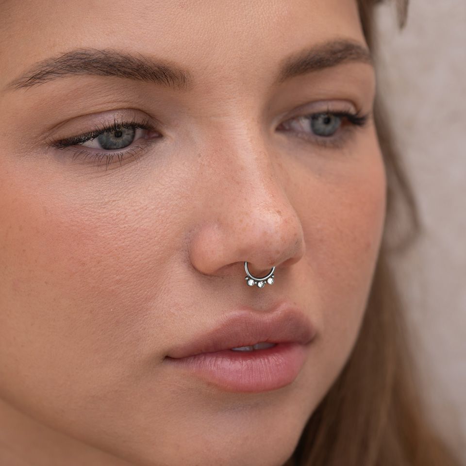 Fake septumring med 3 sten og små perler