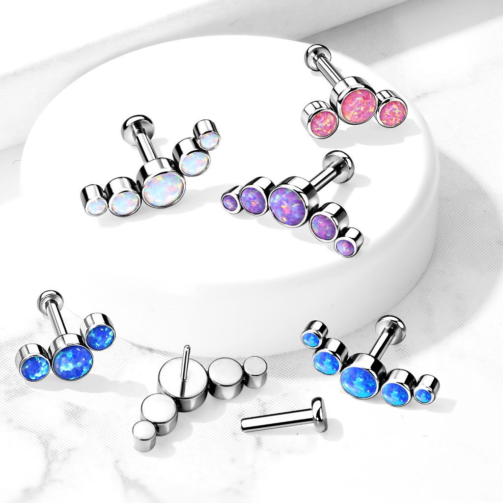 Labret af titanium med push-in top i forskellige farver indfattet opalsten