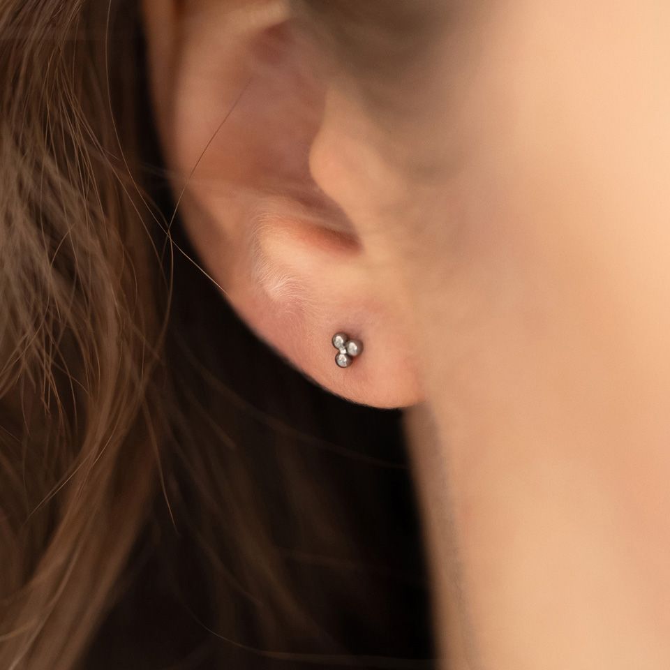 Push-in labret af titanium med tre små kugler i trekantsformation