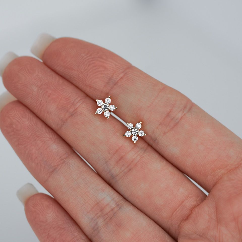 Labret med blomst af sten og indvendigt gevind