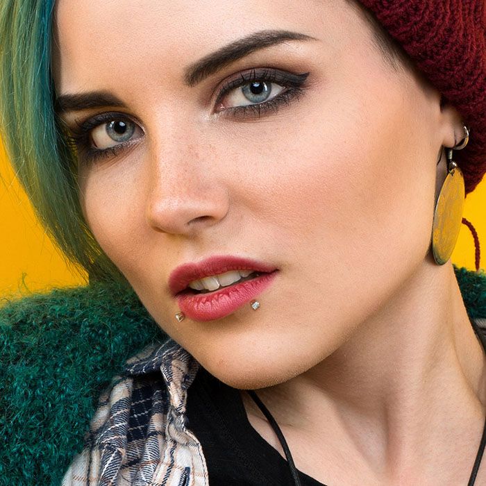 14 karat massiv guld labret med sten i bioplast stav