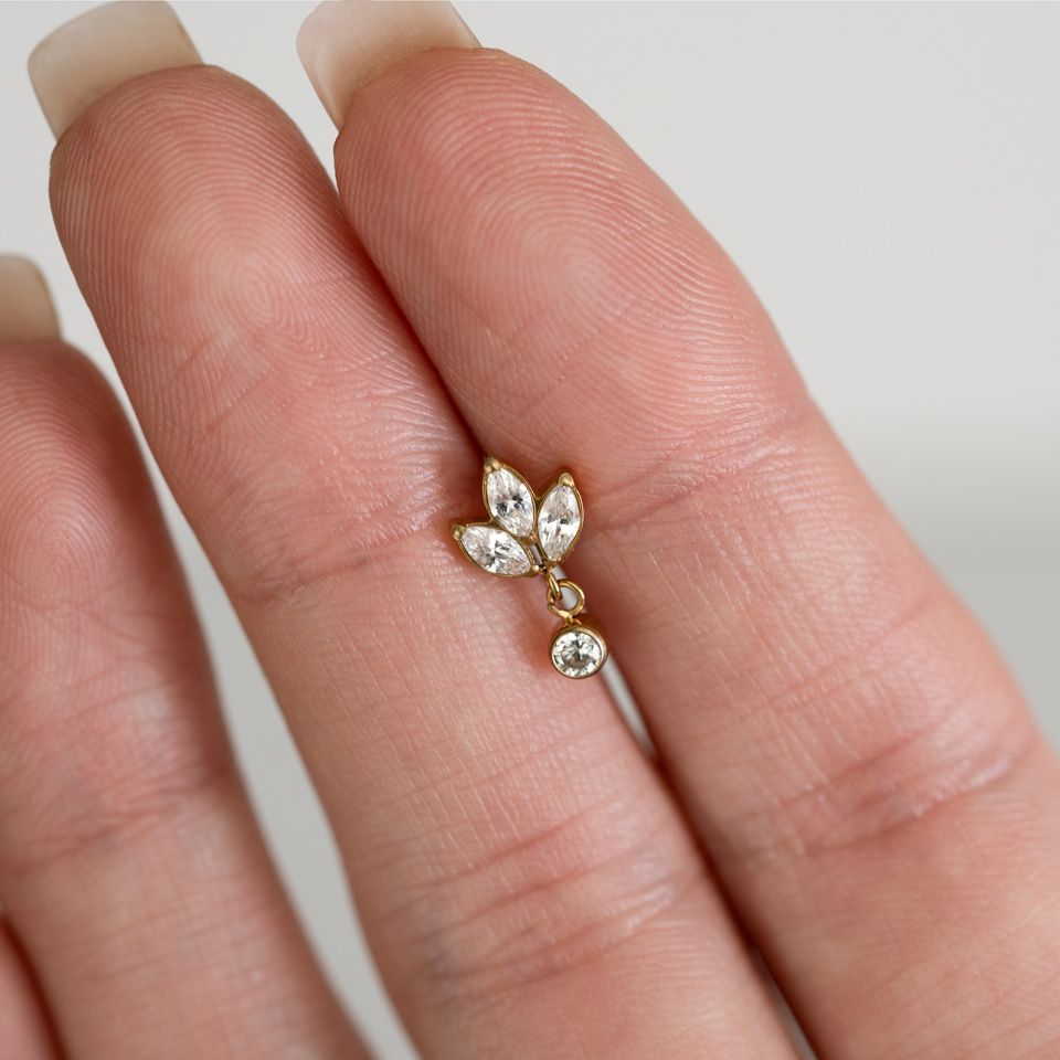 Titaniumlabret med lotusblomst og stenvedhæng