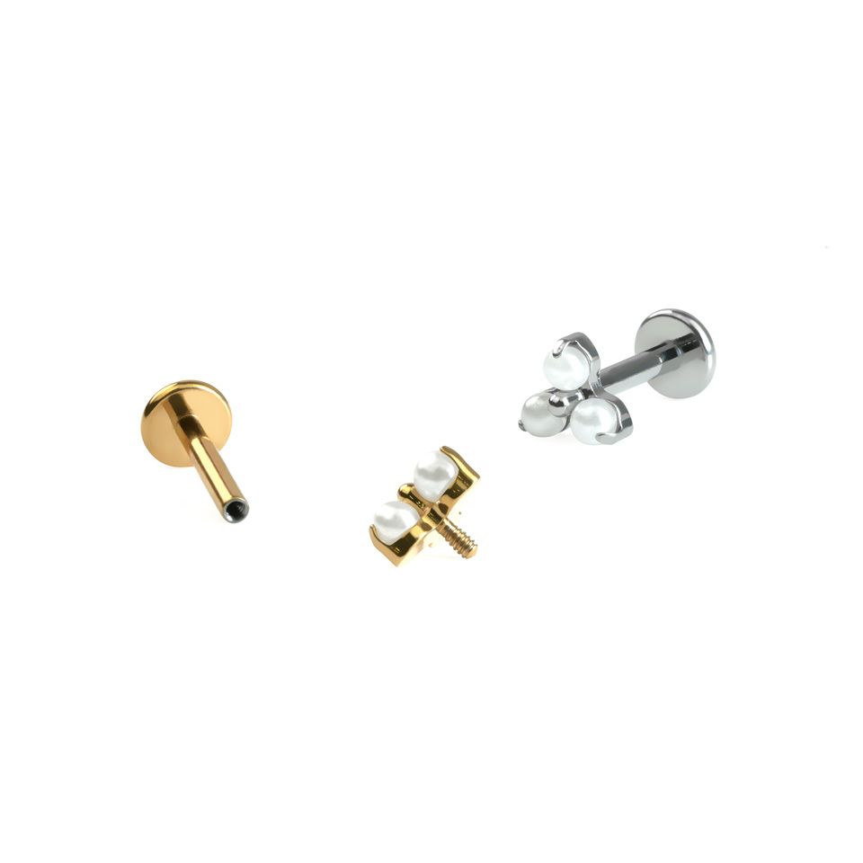 Fin titaniumlabret med trio af perler