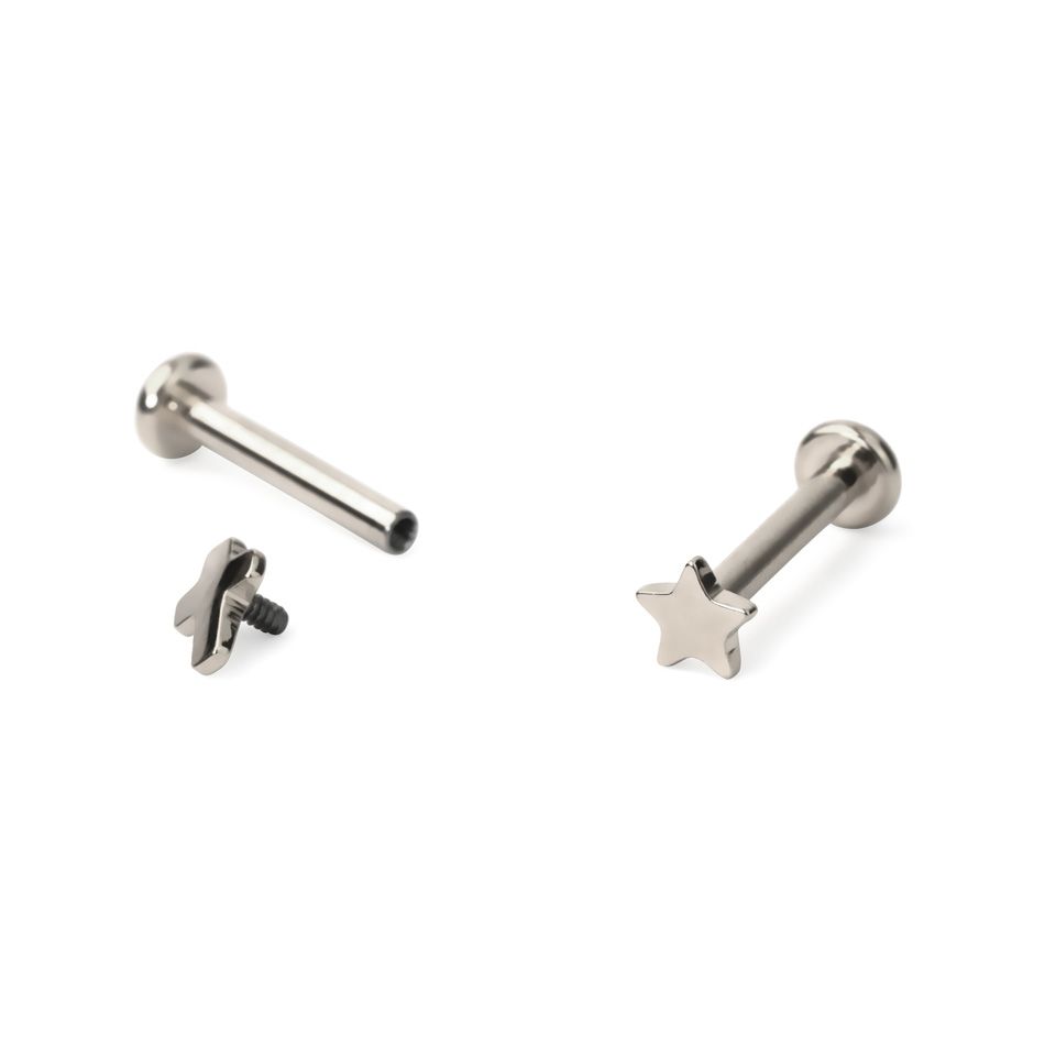 Labret af titanium med indvendigt gevind og forskellige designs
