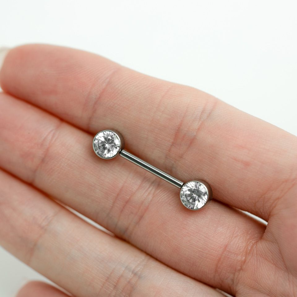 Brystpiercing af titanium med push-in ender i forskellige farver