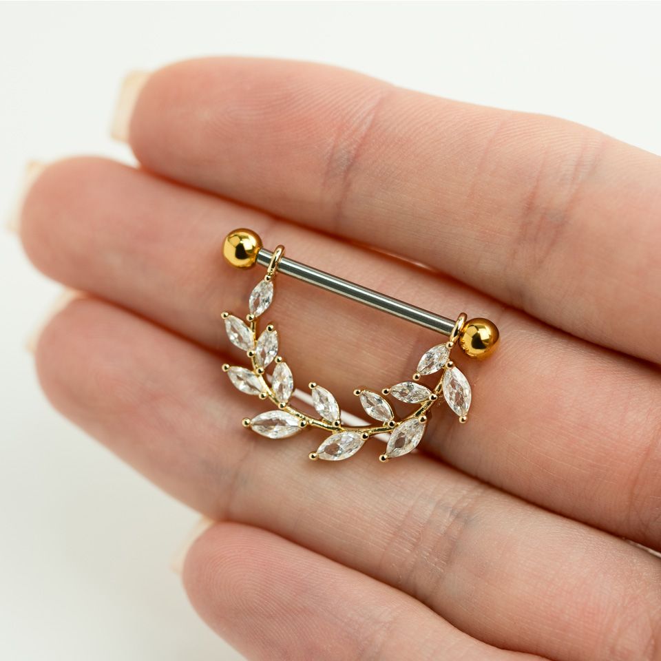 Brystpiercing med blade af sten
