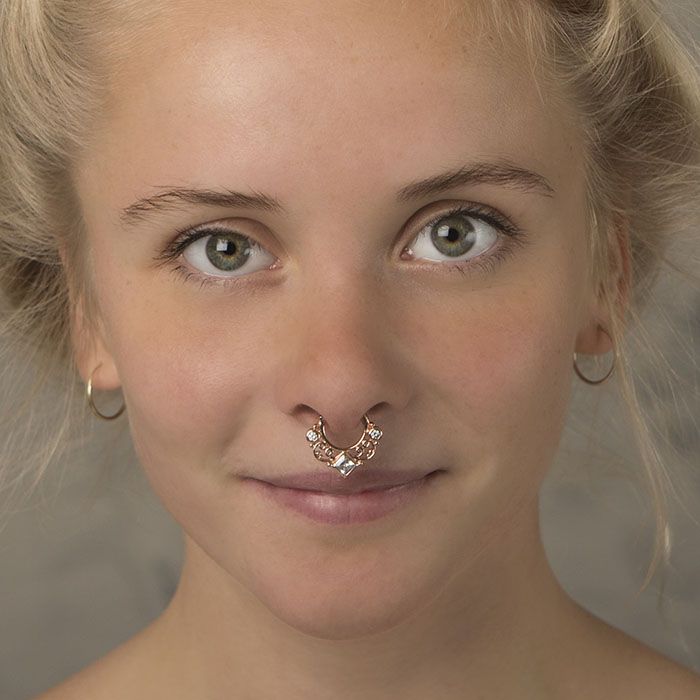 Septumpiercing med snoninger og firkantet sten