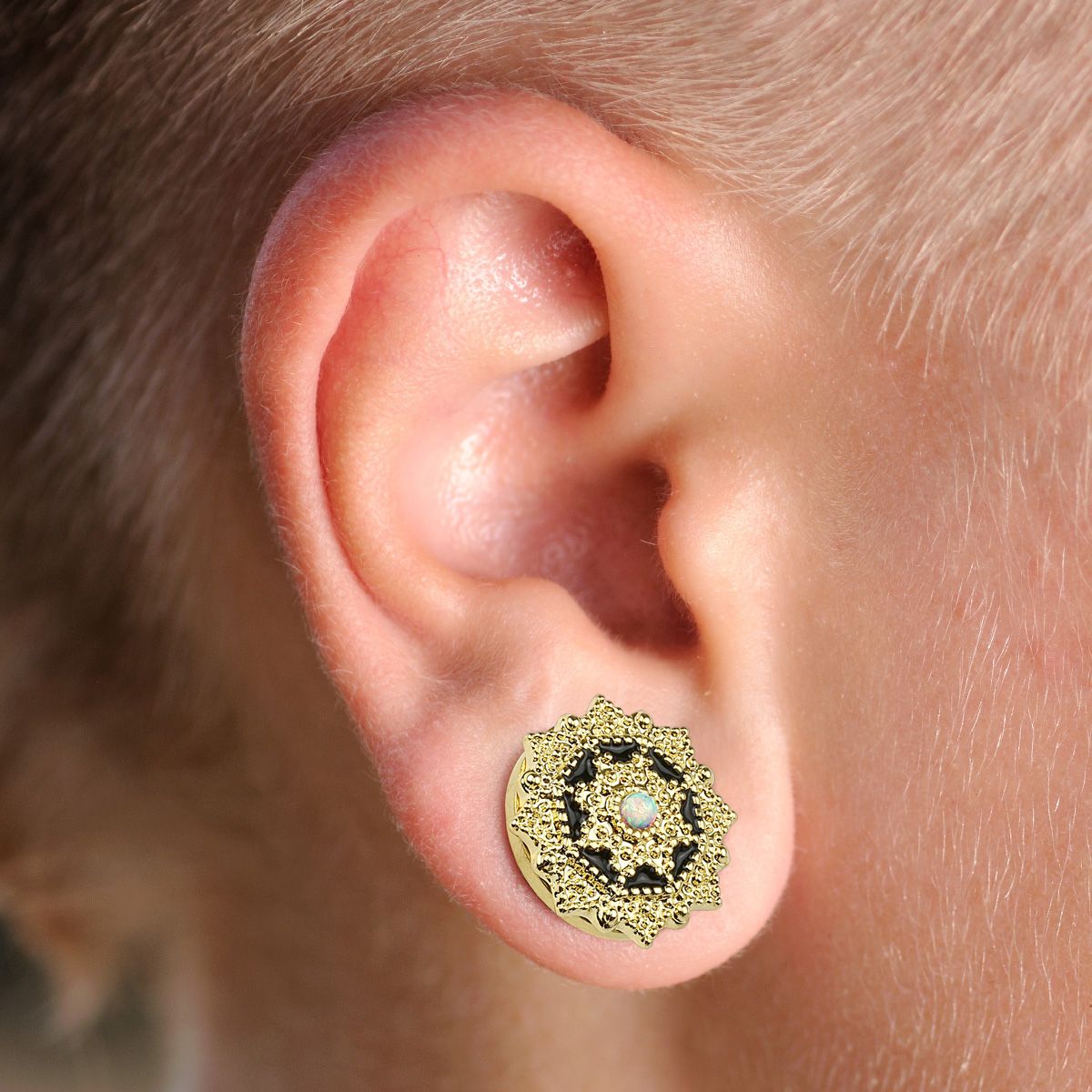 Plug med detaljeret front og opalsten