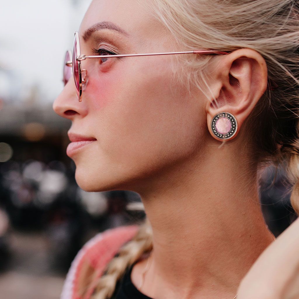 Plug med oxideret front og pink sten