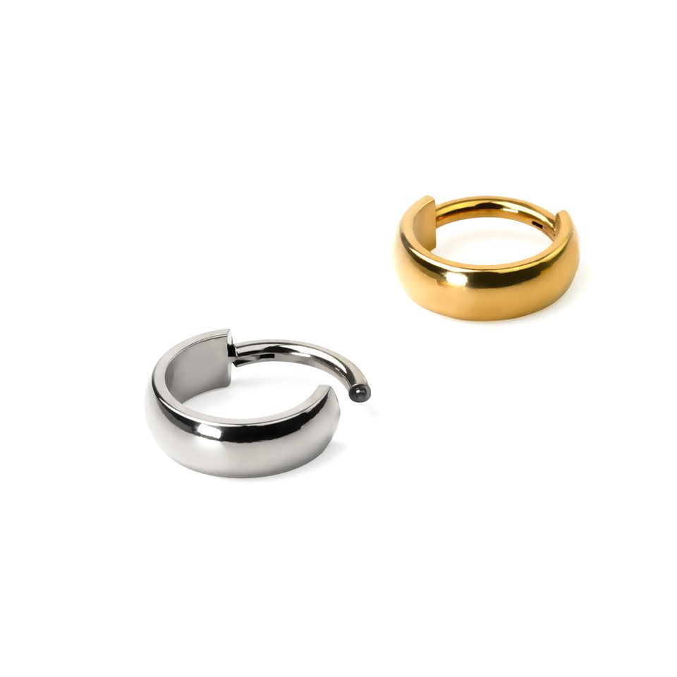 Hængslet segmentring af titanium med stor, udadvendt bue
