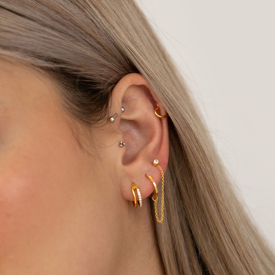 Elegant titaniumring med facetter