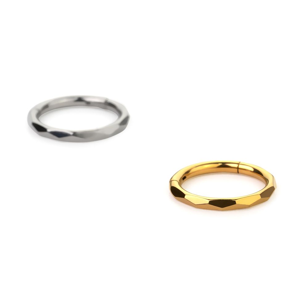Hængslet ring af titanium med diamantmønster