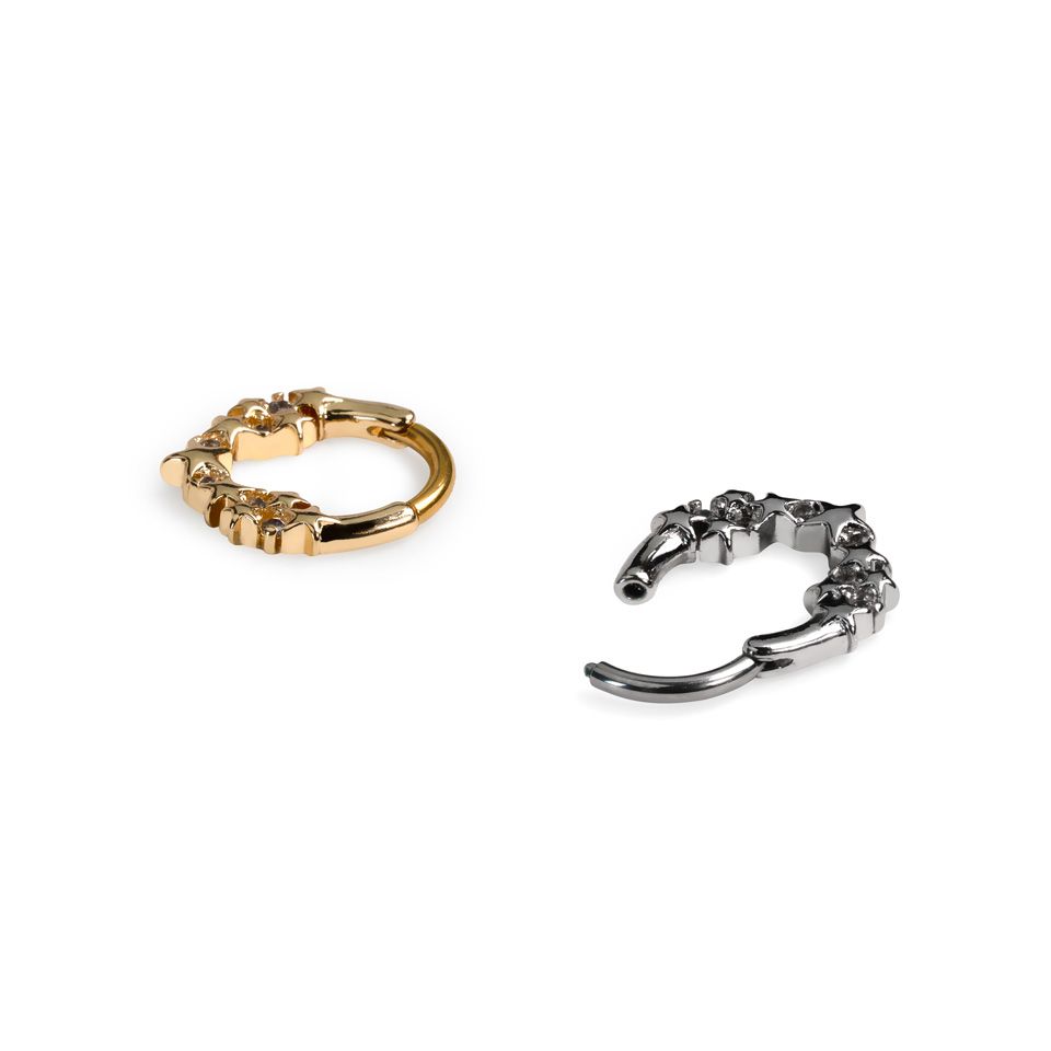 Udadvendt ring med stjerner og sten