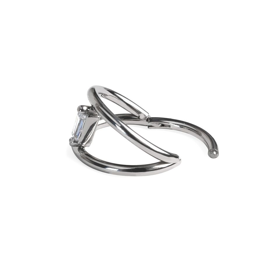 Dobbeltring af titanium forbundet med en sten