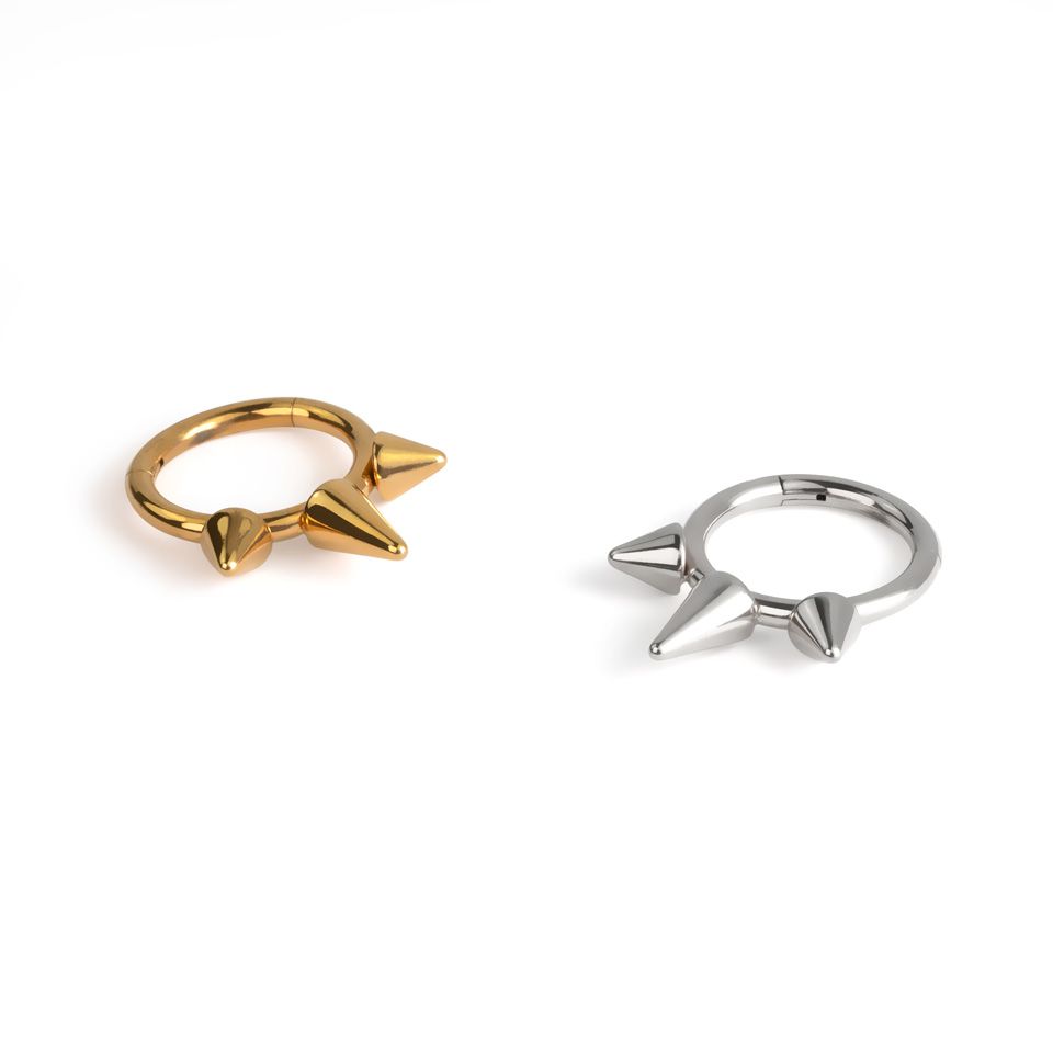Ring af titanium med hængsel og spikes
