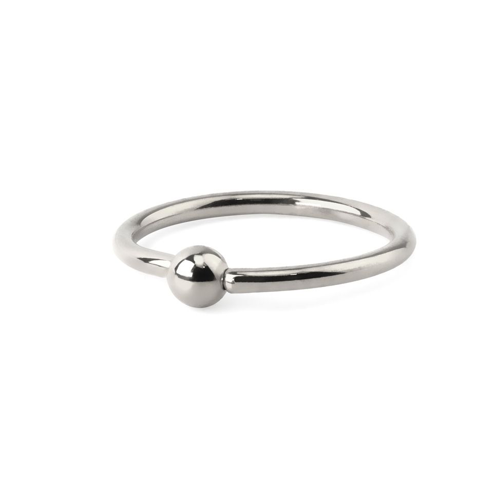 Ring af titanium med fast kugle