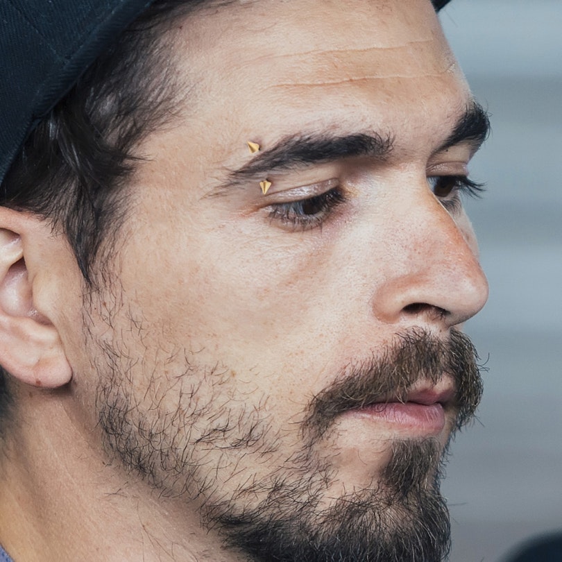 Guldbelagt buet stav med spikes Piercingsmykker - Danmark